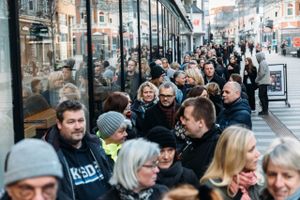 Søndag formiddag gik salget af de eksklusive "Fantickets" til Thomas Helmigs koncert næste sommer i gang i Salling. Den aarhusianske musikers fans var mødt talstærkt op.