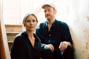 Cardigans-sangeren, Nina Persson, imponerer med flotte vokalharmonier på et vellykket folk-album. Skotske Belle & Sebastian viser sin poppede side på en ny plade. 