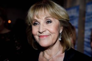 Susse Wold hylder alle dem, der bruger deres liv på at hjælpe andre. Man bliver ikke lykkelig af at pille sig selv i navlen, siger den 83-årige skuespiller. Lykken kommer til én, når man gør en forskel i verden. Hver gang, man giver noget fra sig, får man mindst det samme igen.