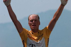 Bjarne Riis vandt den 16. etape mellem Agen og Lourdes-Hautacam under Tour de France 1996, som han også blev den samlede vinder af. Foto: Laurent Rebours / AP / POLFOTO)
  