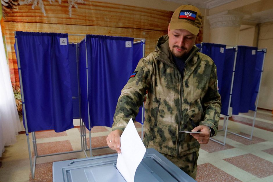Efter manipulerede afstemninger kan store dele af det østlige og sydøstlige Ukraine indlemmes af Moskva, selv om krigen fortsat raser. En Putin-favorit tippes som leder af området.