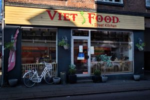 Maden fra Viet Food Street Kitchen i Banegårdsgade er både frisklavet og velsmagende. Denne dag var der dog lidt for travlt i køkkenet.