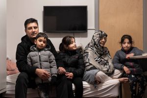 For fire måneder siden ankom flere end 80 evakuerede afghanere til asyllejren i Thyregod med stor optimisme og håb for fremtiden. Nu har to familier forladt Danmark igen for at søge lykken i andre lande, hvor de tror, at der er bedre muligheder. Resten er stadig i lejren, hvor mismodet breder sig – men der er også positivt nyt for dem.
