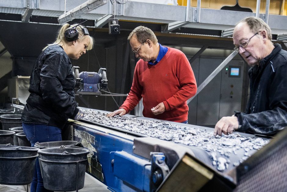 Ejvind Pedersen, rød trøje, er ejerleder af Scanmetals, der udvinder metaller af restprodukter/slagger fra forbrændingsanlæg. Hunden hedder Tiger og er overalt, hvor Ejvind går. Foto: Stine Bidstrup.
