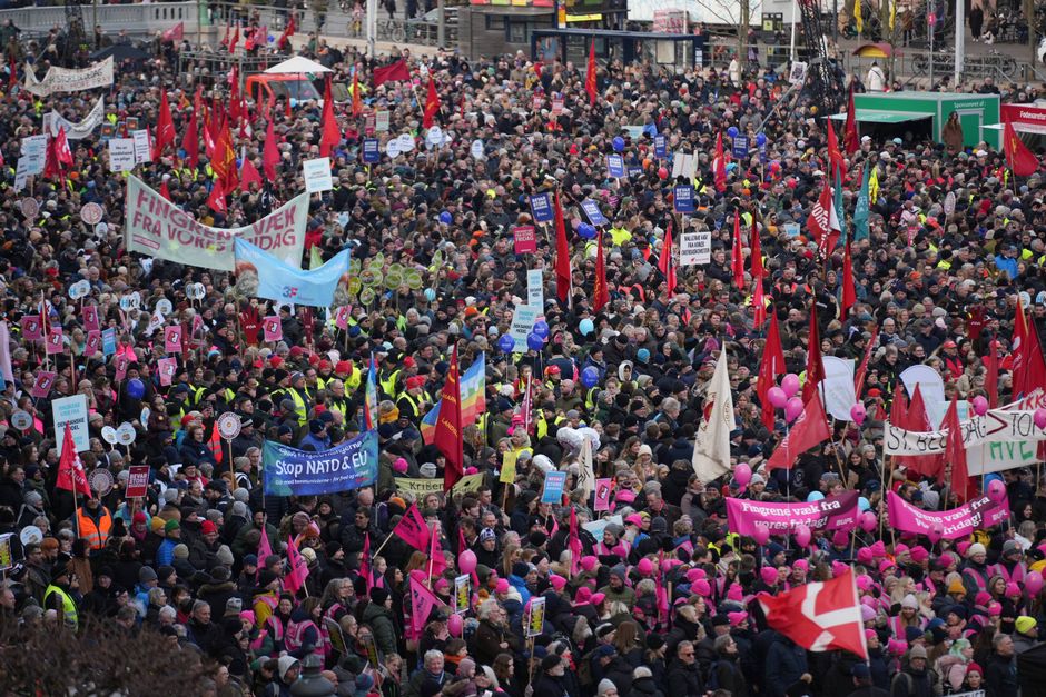 Arrangørerne anslog, at mere end 50.000 mennesker mødte op til demonstrationen "Bevar store bededag" på Christiansborg Slotsplads i København søndag. Foto: Emil Helms