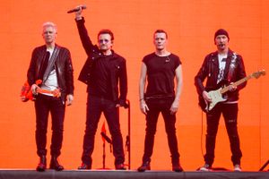 U2 under en optræden i London i juli. Foto: AP/Joel Ryan