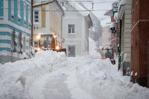 Lørdag var der ophold i snevejret i Østrig og det sydlige Tyskland. Det benyttede man sig af til at få ryddet en del sne af vejene. Foto: Erwin Scheriau/AFP