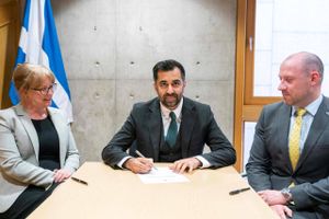 Med flertal i parlamentet blev Humza Yousaf tirsdag udnævnt som Skotlands nye førsteminister. Yousaf indtager posten med et blakket politisk ry, møgsager i bagagen og lav opbakning blandt den skotske befolkning.