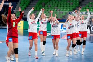 De danske håndboldkvinders møde med Norge onsdag aften har pludselig fået mindre betydning, da Ungarn overraskende slog Slovenien i dagens første opgør. 