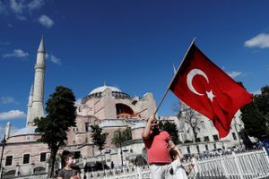 Et af kristenhedens ypperste symboler, Hagia Sofia i Istanbul, skal igen være moské, har præsident Erdogan besluttet. Protesterne strømmer ind. Halvdan ridsede for 1.000 år siden en graffiti her.