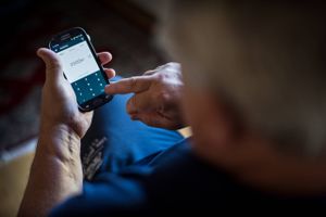 3,4 mio. danskere har i 2021 betalt med Mobilepay i netbutikker. Det er 700.000 flere end i 2020, og nethandel er nu større end Mobilepay-betalinger i fysiske butikker.