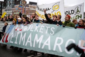 Folkets Klimamarch i oktober var en af flere store klimademonstrationer i Danmark i 2019. På Rådhuspladsen i København råbte unge klimaaktivister på handling fra politikerne, mens borgmestre fra nogle af verdens største byer var samlet til klimamøde. Foto: Jakob Dall
