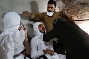 To mænd bliver behandlet efter et mistænkt gasangreb i byen Khan Sheikhoun i den syriske provins Idlib. Foto: Ammar Abdullah/Reuters