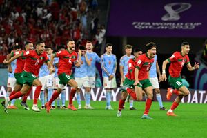 Marokko er for første gang klar til en VM-kvartfinale, mens Spaniens straffesparkskompleks fortsætter.