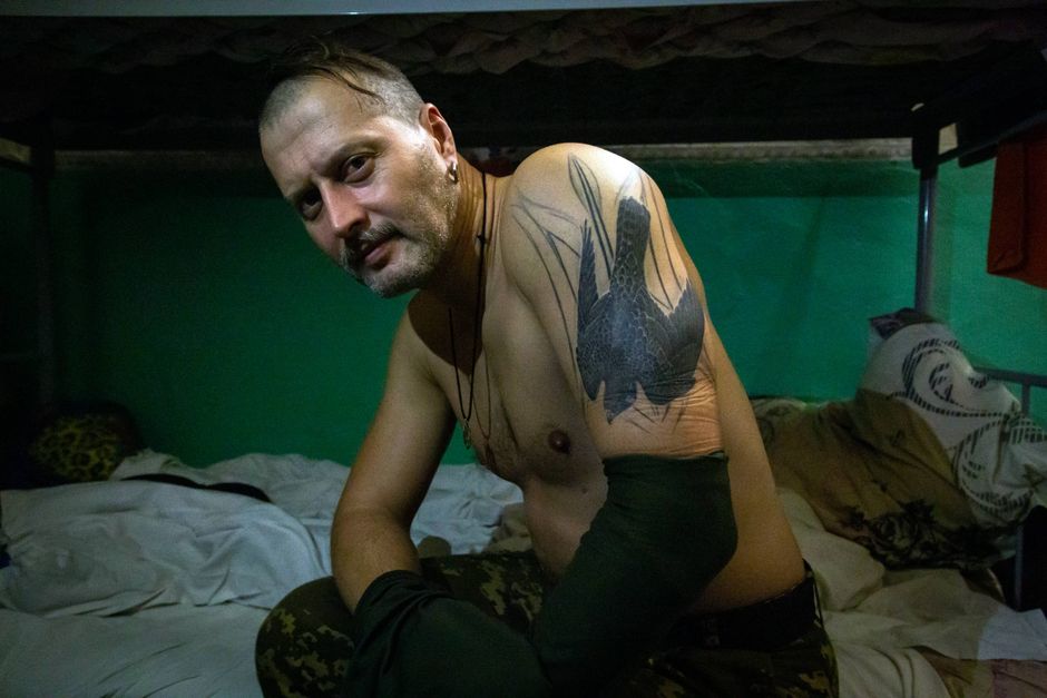 På et rehabiliteringscenter i Donetsk forsøger utålmodige soldater at komme sig over mindre skader, mens andre finder på undskyldninger for at blive lidt længere. Men end ikke på en tryg sovesal skånes de fra frontens mareridt og de dårlige nyheder fra deres kammerater.