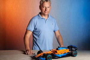 Lego har sammen med racerteamet fra McLaren udviklet en Formel 1-bil i klodser. Lars Krogh Jensen, der er bildesigner hos Lego, fortæller, hvad der kræves for at skabe en fuldblodsracer ud af 1.432 dele.