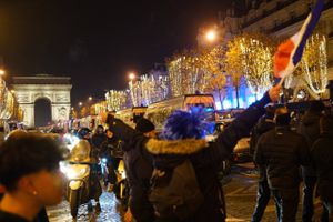 En 14-årig marokkansk dreng blev kørt ned og dræbt i Montpellier i Sydfrankrig. I Paris undgik politiet de værste uroligheder, men 101 blev anholdt. 