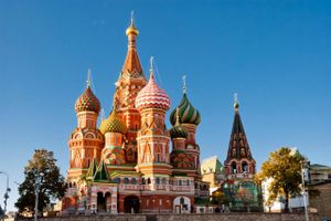 Vasilij-katedralen med de karakteristiske løgkupler på Den Røde Plads i Moskva. Foto: Getty Images