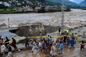 Pakistan har desperat brug for hjælp efter oversvømmelser, der beskrives som af bibelske proportioner.