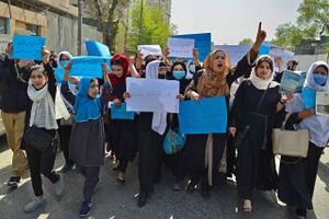 Onsdag blev nedtrykte piger sendt hjem fra skole i Afghanistan. Lørdag protesterer de imod beslutningen.