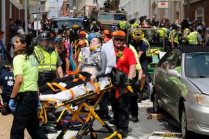 En ung kvinde blev dræbt og 19 andre blev sårede i Charlottesville, Virginia, da en hvid nationalist kørte sin bil ind i folkemængden af demonstrerende mod en hvid nationalistmarch. Foto: Steve Helber/AP