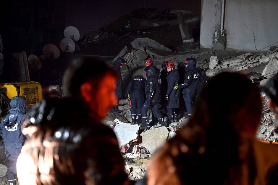 Der er natten til tirsdag over 4300 bekræftede dødsfald efter jordskælv. Tallet ventes fortsat at stige.