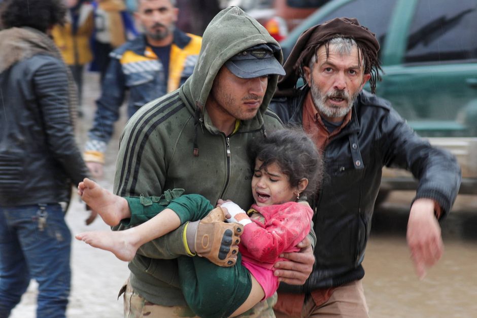 De første internationale redningshold haster til Tyrkiet, hvor dødstallet stiger time for time efter et historisk voldsomt jordskælv, som mandag ramte Tyrkiet og Syrien. Vintervejr komplicerer redningsaktionen og eftersøgningen af overlevende.