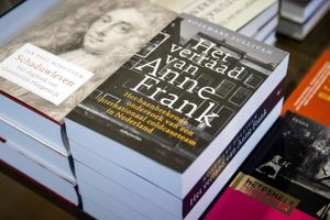 En bog skulle have løst gåden om Anne Franks anholdelse. Nu er den trukket tilbage i Holland efter to måneder.