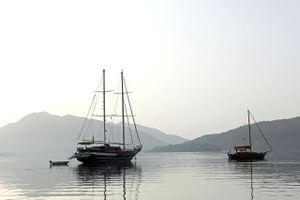 Stille og fredfyldt morgen ved bugten ud for Icemeler, mens de fleste turister stadig ligger under dynerne. Typisk starter dagen først lidt op ad formiddagen – især blandt de yngre, som har hængt ud i nattelivet til sent. Foto: Jens Henrik Nybo