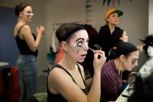 De seneste års besparelser risikerer at marginalisere det dramatiske teater og sende dansk teater i retning mod showbizz, mener teaterdirektør Hans Henriksen, der opfordrer til at rulle besparelserne tilbage. Kulturministeren kan endnu ikke love forbedring.