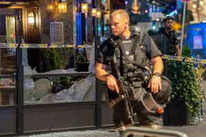 En 42-årig mand er sigtet for drab og terror efter skyderi i Oslo. Politiet ser på, om motiv kan være had.