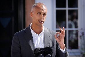 Justitsminister Mattias Tesfaye afslører nu en central knast i Danmarks forhandlinger med Rwanda og afviser, at S-koryfæet Poul Nielson har ret i, at asyllejre i Afrika vil skade vores internationale anseelse. Dermed går han direkte imod sin egen partifælles opfattelse af planerne.