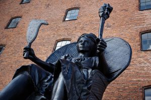 Skulpturen "I Am Queen Mary", skabt af Jeannette Ehlers og La Vaughn Belle, står midlertidigt foran Vestindisk Pakhus i København. Huset var omdrejningspunkt i Danmarks koloniale fortid. Arkivfoto: Emma Sejersen 