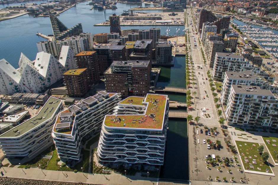 Diskussionerne om arkitektur og fortætning på Aarhus Ø har været mange, siden de første planer for bydelen blev offentliggjort. Nu er debatten igen i centrum, når Arkitekturens Dag fejres på “øen“.