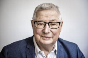 Når Uffe Ellemann-Jensen tirsdag bisættes fra Holmens Kirke i København, står Erik Norman Svendsen for den.