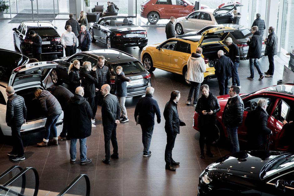 Antallet af nyregistrerede biler i Vejle er faldet over det seneste år, og det kan mærkes hos den lokale VW- og Skoda-forhandler.