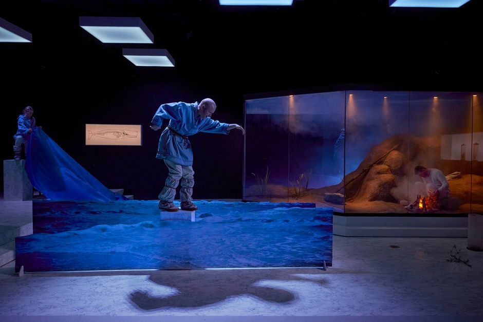 Der er flere fine anslag og sjove idéer i husinstruktør Camilla Kold Andersens iscenesættelse af ”Moby Dick” på Aalborg Teater. Men som forestilling betragtet lykkes projektet ikke.