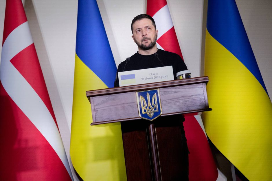 Den ukrainske præsident skal besøge ukrainske soldater, der er under oplæring i Storbritannien.