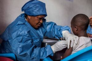 Kampen mod ebola i DR Congo var på rette kurs. Nu risikerer store uroligheder at forpurre fremskridtene.