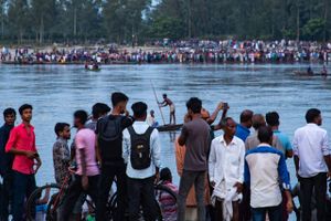 Lokale myndigheder i Bangladesh siger, at der var omkring 80 personer i båden - de fleste kvinder og børn.