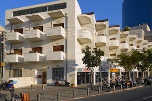 Tyske jøder på flugt fra naziregimet i Tyskland medbragte Bauhaus-stilen til Palæstina, hvor den blomstrede i Tel Aviv. Her kan man i dag opleve verdens største samling af Bauhaus-bygninger, som er på UNESCOs verdensarvliste. 
