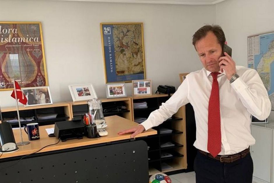 Når danskere kommer i nød på rejsen, står Nikolaj Harris og hans kolleger klar til at handle hurtigt. Sagerne kan omhandle alt fra mistede pas til mord, men man skal ikke være bange for at rejse ud i verden, mener han. 