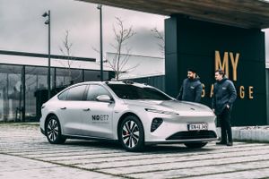 Interesserede har de seneste dage kunne sætte sig bag rattet af en ny elektrisk luksusbil hos MyGarage i Bredballe.