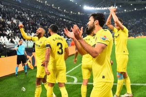 Juventus er færdige i Champions League efter et 0-3-nederlag til Villarreal, der scorede tre sene mål. 