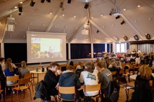 Med en gennemsnitsalder for seksuel debut på 16 år bør seksualundervisningen ikke kun begrænses til folkeskolen, men også være på skemaet i gymnasierne, mener Maja Torp og Fatma Øktem. På billedet ses Odder Gymnasium i forbindelse med strejken for bedre seksualundervisning i uge seks. Arkivfoto: Rikke Kjær Poulsen  