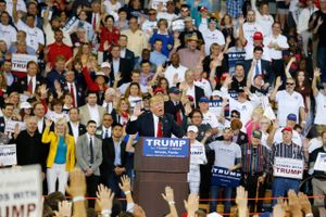 Et nyt tiltag ved den republikanske præsidentkandidats vælgermøder har igen fået sammenligningerne med Adolf Hitler til at ramme Trump.