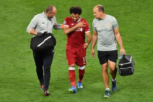 Mohamed Salah forlader Champions Leaguefinalen efter at have pådraget sig en skulderskade. Foto: Sergei Supinsky/AFP
