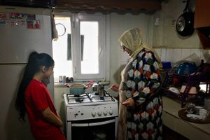 Danmark mener, at nogle områder i Syrien i dag er så sikre, at flygtninge kan begynde at vende hjem igen. Jyllands-Posten har spurgt tre syriske familier i Syrien og Tyrkiet om, hvordan de oplever situationen. 
