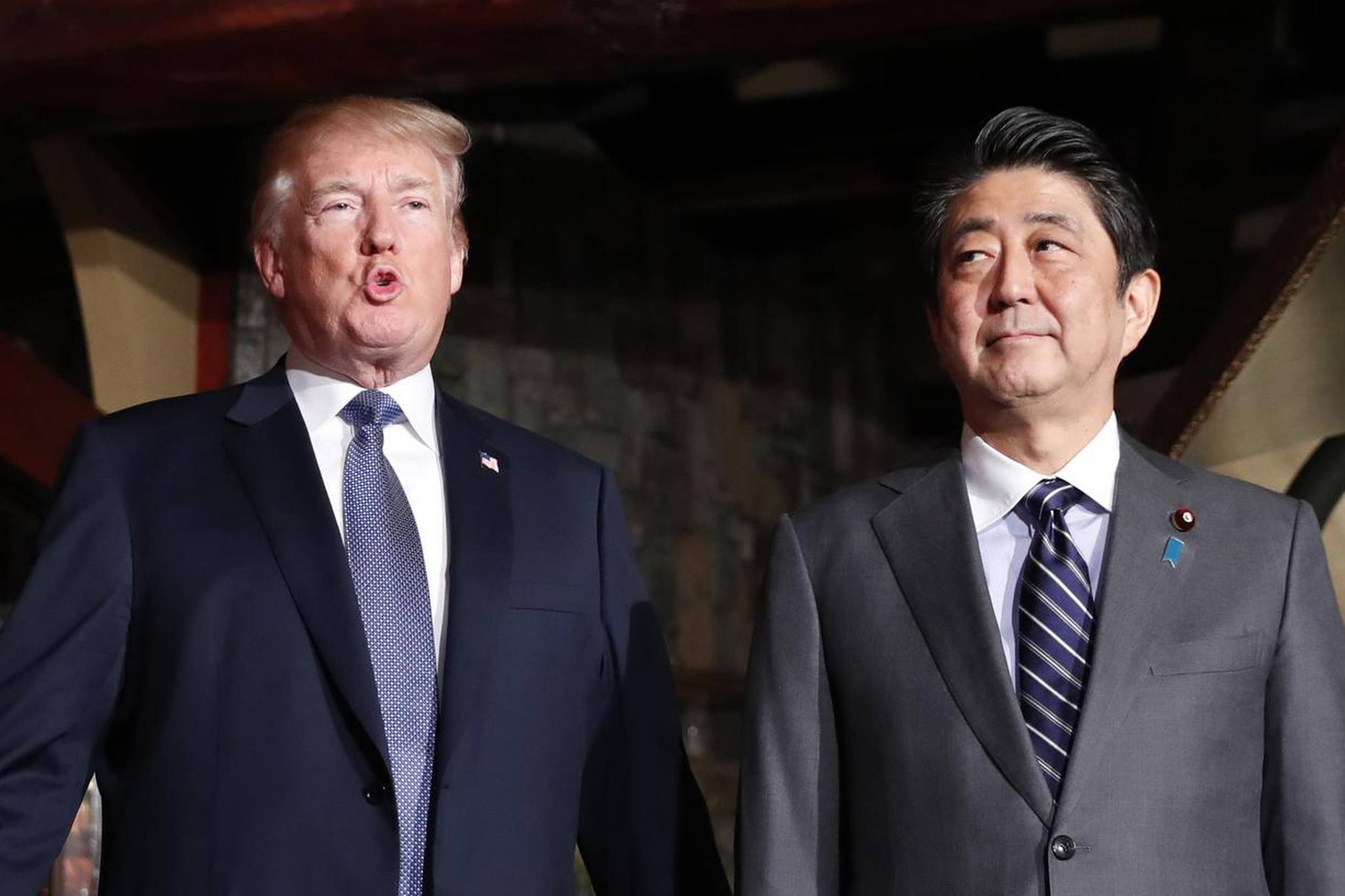 Donald Trump ankom søndag til Tokyo, hvor han sammen med premierminister Shinzo Abe spiste middag på restauranten Ginza Ukai Tei. Foto: Kim Kyung-Hoon/AP