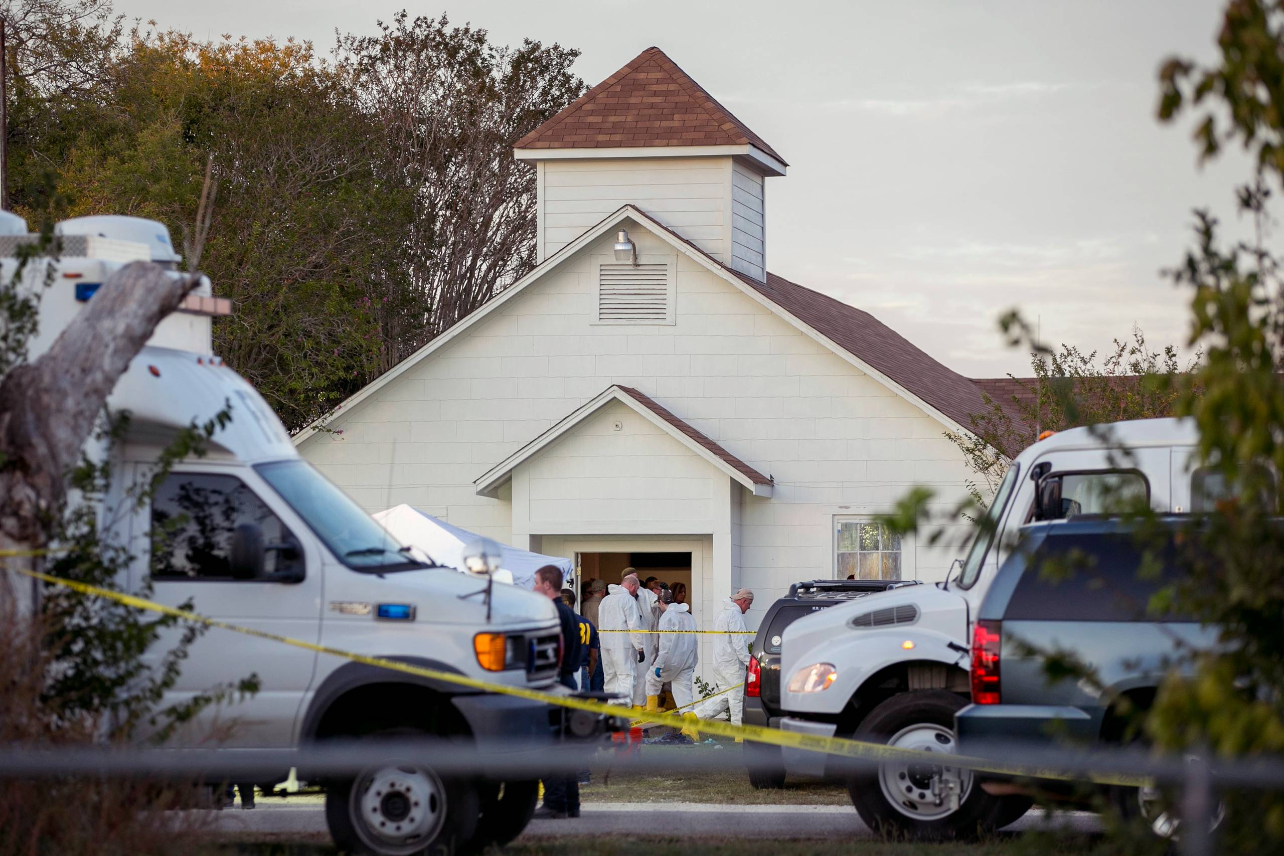 Efterforskere arbejder på gerningsstedet for masseskyderiet i Texas, hvor en mand åbnede ild under en gudstjeneste i First Baptist Church i den lille, texanske by, Sutherland Springs. 